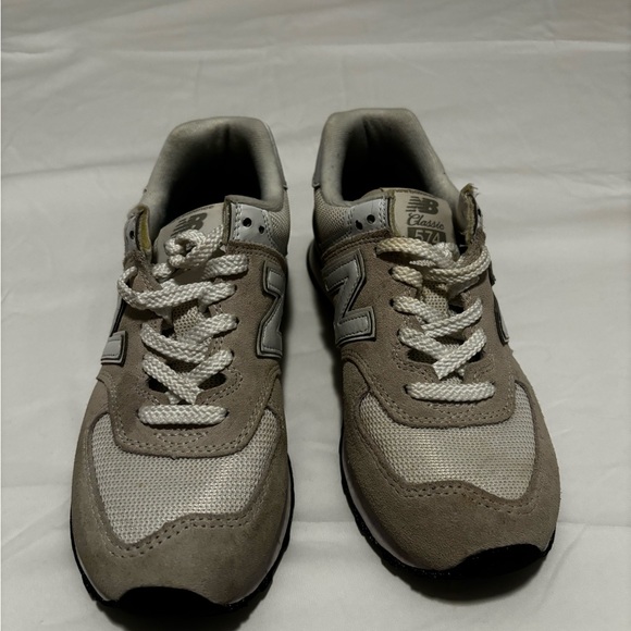 New Balance women’s 6 Gray Sneakers - Picture 2 of 7